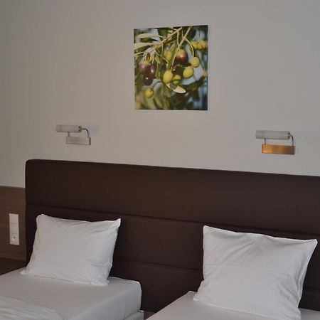 Hotel Pod Dębem Tarnów Buitenkant foto