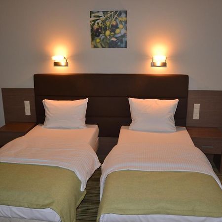 Hotel Pod Dębem Tarnów Buitenkant foto