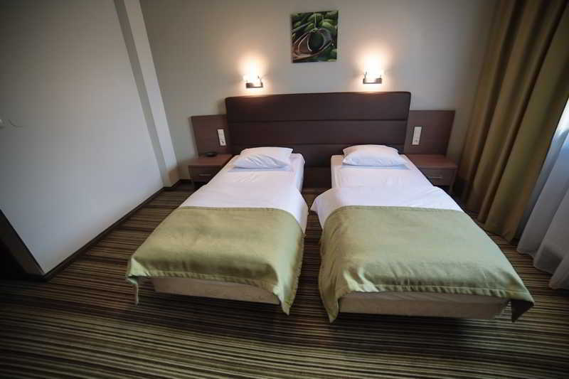 Hotel Pod Dębem Tarnów Buitenkant foto