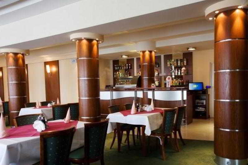 Hotel Pod Dębem Tarnów Buitenkant foto
