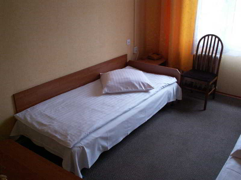 Hotel Pod Dębem Tarnów Buitenkant foto