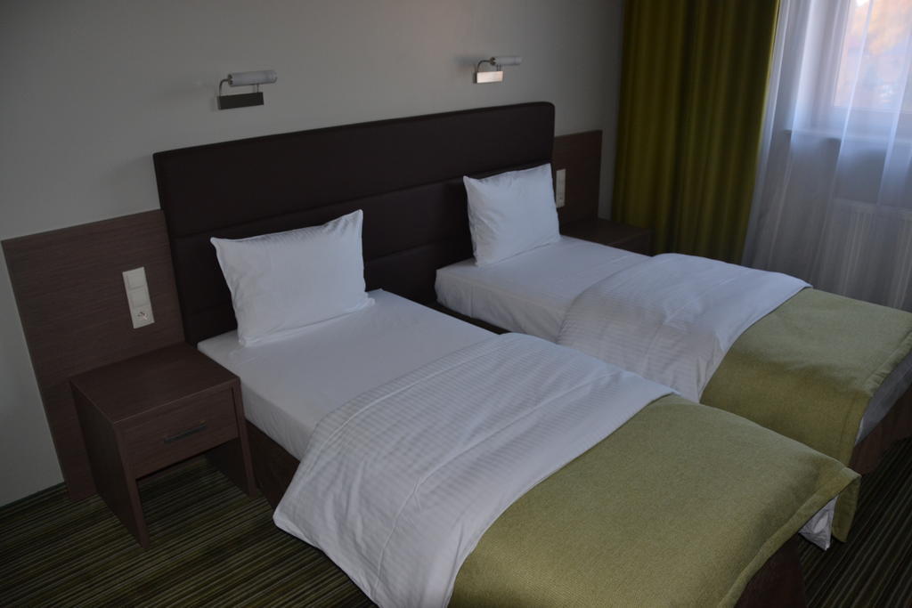 Hotel Pod Dębem Tarnów Buitenkant foto