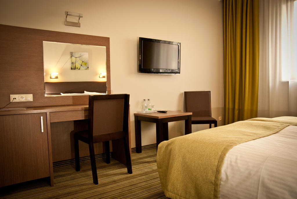 Hotel Pod Dębem Tarnów Buitenkant foto