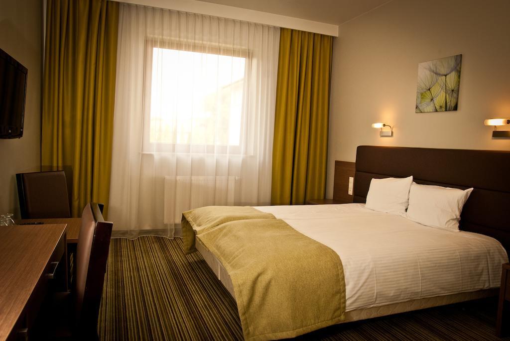 Hotel Pod Dębem Tarnów Buitenkant foto