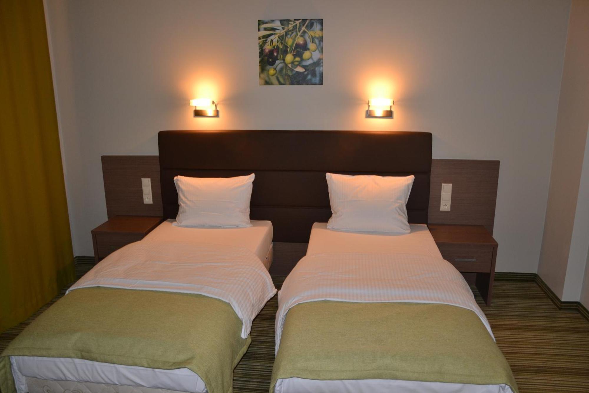 Hotel Pod Dębem Tarnów Buitenkant foto