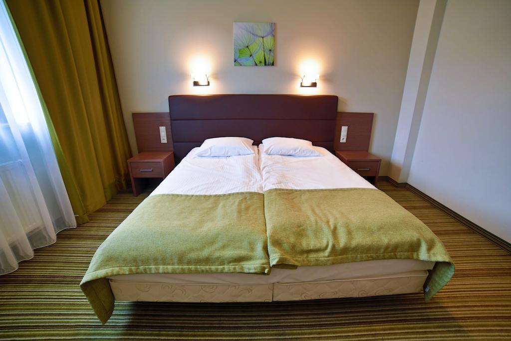 Hotel Pod Dębem Tarnów Kamer foto
