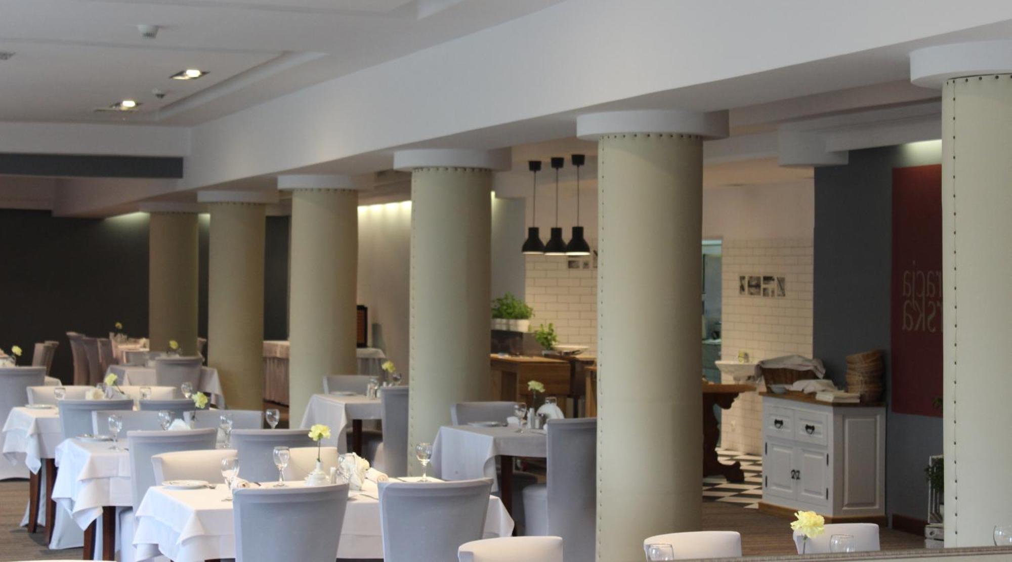 Hotel Pod Dębem Tarnów Buitenkant foto