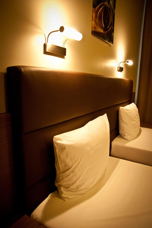 Hotel Pod Dębem Tarnów Buitenkant foto