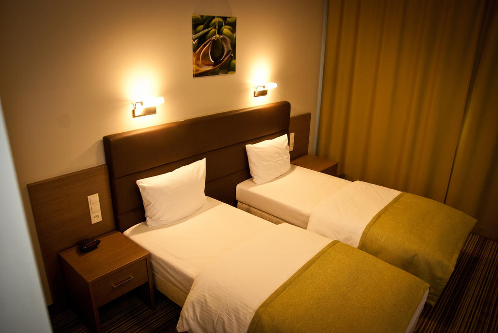 Hotel Pod Dębem Tarnów Buitenkant foto