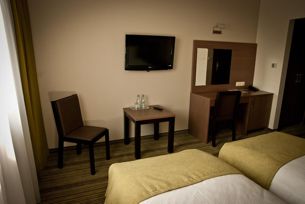 Hotel Pod Dębem Tarnów Buitenkant foto