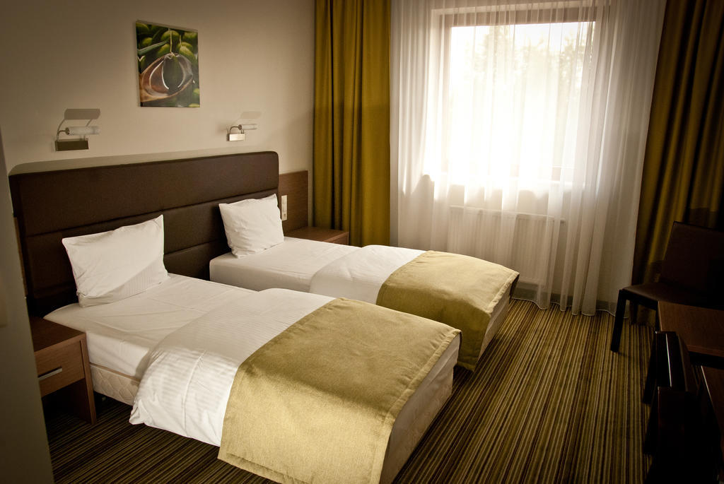 Hotel Pod Dębem Tarnów Buitenkant foto